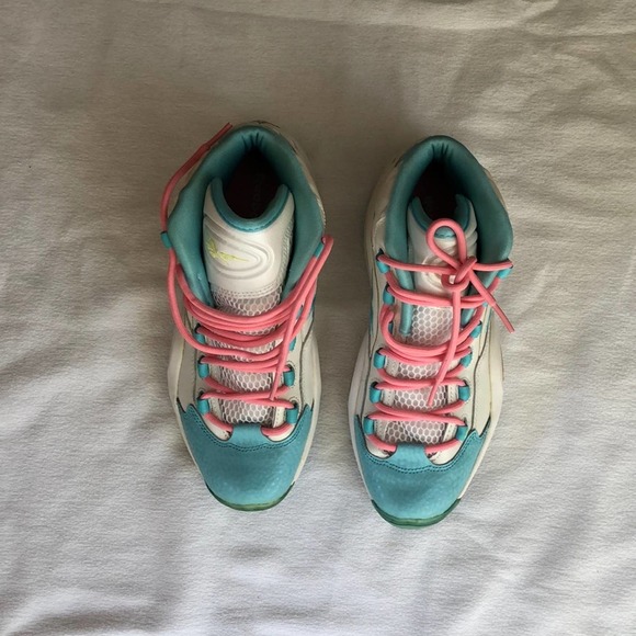Girls green and pink lace Reebok Basketball shoe. - Picture 2 of 12